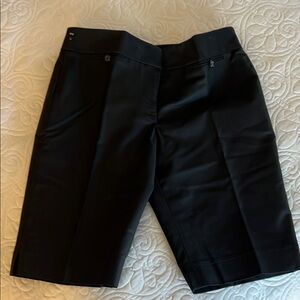 Women’s dress Bermuda shorts
Never worn